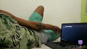 novinho assistindo porno e se masturbando na punheta ate gozar