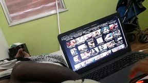 novinho assistindo porno e se masturbando na punheta ate gozar