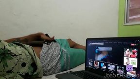 novinho assistindo porno e se masturbando na punheta ate gozar