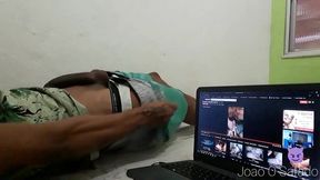 novinho assistindo porno e se masturbando na punheta ate gozar