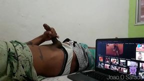 novinho assistindo porno e se masturbando na punheta ate gozar