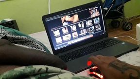 novinho assistindo porno e se masturbando na punheta ate gozar
