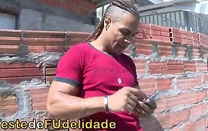 Comeu o cu da novinha depois que flagrou ela rebolando em seu quarto