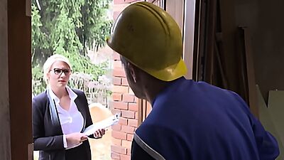 Sexy blonde babe gets facialized by a worker