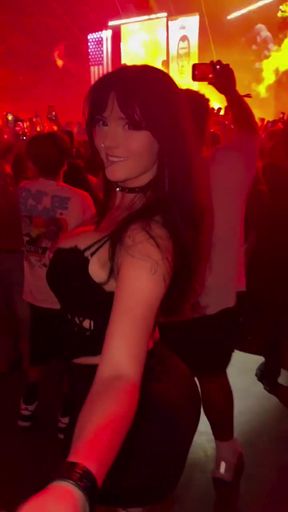Blonde rapper performs dirty dance for a professional audience