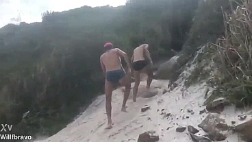 Fudi gostoso com o muleque na trilha em público