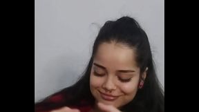 Fazendo o papel de namorada submissa com um sexo oral profundo no pau grande do Wellington Prado antes dele me colocar de quatro e tirar meu shorts jeans apertadinho e minha calcinha pra me