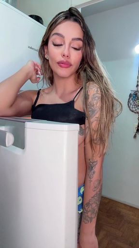 Amateur onlyfan shows off her tits