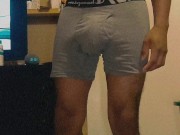 Mexicano moreno delgado en boxer frente a la camara