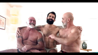 Medvědí tatínek s tetováním dostane do zadku bušený bez sedla obrovským ptákem v amatérské trojce plné kouření a rimmingu