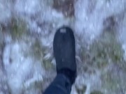 MIt Neoprenschuhen im Schnee und Matsch mit Jeans-Leggings