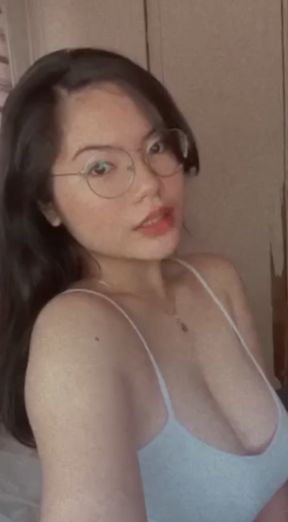Teen solo babe shows off her tits