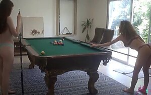 Emily e nikka na sinuca