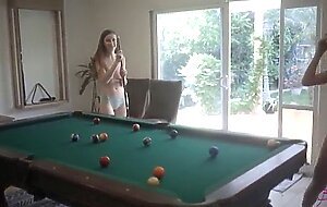 Emily e nikka na sinuca