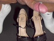 Tacchi nuovi, la mia ragazza vuole che gli strofino il cazzo e che gli sborro sopra 💦 👠