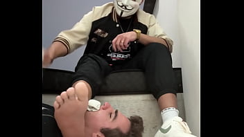 PUTINHA PEDIU PRA SENTIR O CHEIRO DA MINHA SOLA ANTES DE SER ENRRABADO.