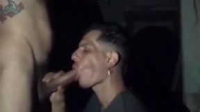 tomei leite do novinho dotado no terreno abandonado