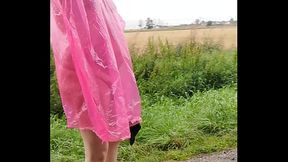 In Regencape, Strumpfhose und Latschen im Nieselregen