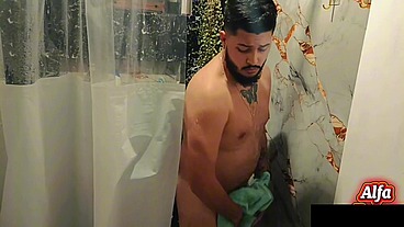 O ENGANADOR ENTROU COM SUA MANGUEIRA NO NOVINHO VIRGEM QUE SAIU COM O CU TODO ESFOLADO