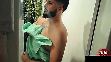 O ENGANADOR ENTROU COM SUA MANGUEIRA NO NOVINHO VIRGEM QUE SAIU COM O CU TODO ESFOLADO