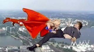 Kelly Trump cosplayar Supergirl suger kuk medan hon flyger