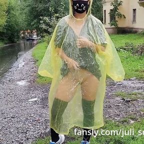 Teen in yellow raincoat flashes pussy outdoors in the rain