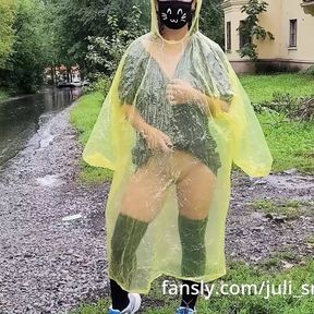 Teen in yellow raincoat flashes pussy outdoors in the rain