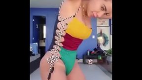 Anitta Com a Racha Molhadinha