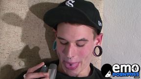 After being given a BJ emo twink raw fucks his lover