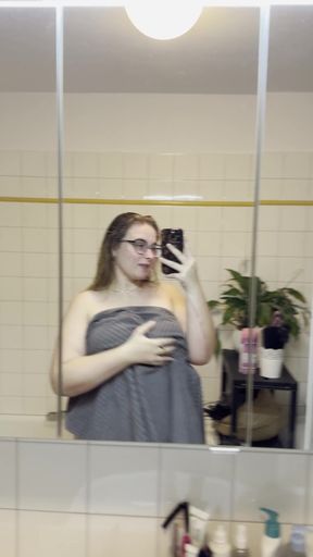 Amateur with big tits flaunts her round booty