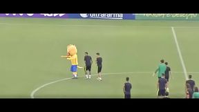 Neymar de quatro e Coutinho lhe empurrando o pinto