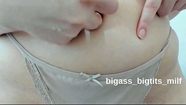 MILF with a unique belly button fascination