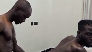 Ivrige tenårings homofile amatører suger og rir store bareback-kuker