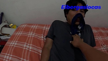 Mi hermanastra me encuentra viendo entre sus tangas una usada, me encanta como huele su tanga con leche, tengo el fetiche de olerla después de usada