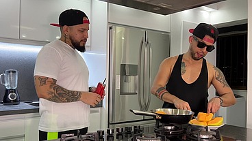 GYMBRO Me invita a su casa y terminamos comiendonos