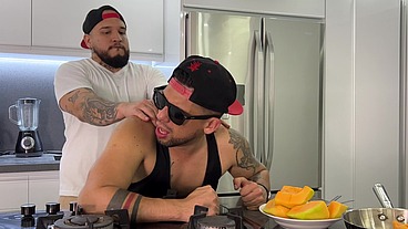 GYMBRO Me invita a su casa y terminamos comiendonos