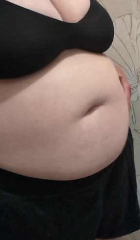 Curvy pregnant blonde gives a homemade lapdance to her partner