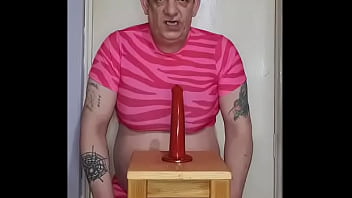 im a crossdresser looking for another man to give me ass to mouth