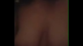 Mi novia tetona me cabalga y grita