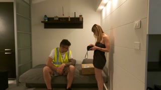 Annika welcomes the courier in a bathrobe, but has no money to pay cash on delivery. ITA dialogues