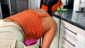 Meu patr&atilde_o me fez engasgar na pica dela por eu n&atilde_o ter limpado a casa dele direito