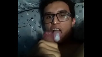 Novinho gostoso gozando na pr&oacute_pria boca