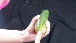 Videoclip BDSM în prim-plan cu un sclav amator gay care se masturbează cu un dildo