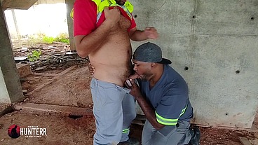 Trabalhadores fudendo na construção