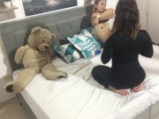 Mi madrastra me enseña a tener sexo lesbico.