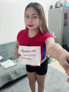 Amateur onlyfan shows off her ass