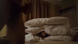 Video close-up solo seorang gadis gay yang sedang masturbasi dengan dildo vibrator.