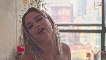 Manhã divertida com a loirinha Jenifer Lol e seu novo plug anal acaba em sexo anal