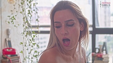 Manhã divertida com a loirinha Jenifer Lol e seu novo plug anal acaba em sexo anal