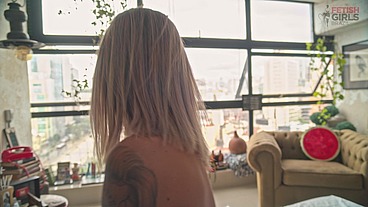 Manhã divertida com a loirinha Jenifer Lol e seu novo plug anal acaba em sexo anal